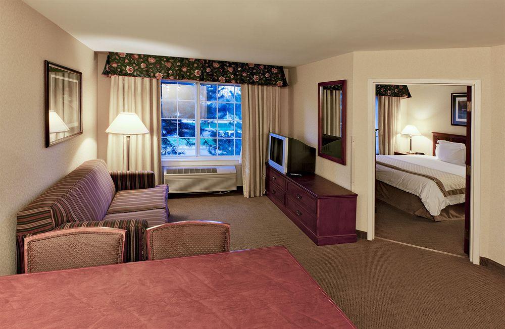 The Lotus Suites At Midlane Golf Resort Водсворт Екстер'єр фото