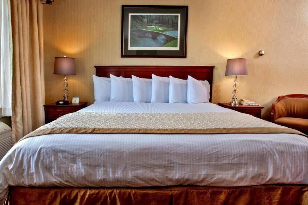The Lotus Suites At Midlane Golf Resort Водсворт Екстер'єр фото